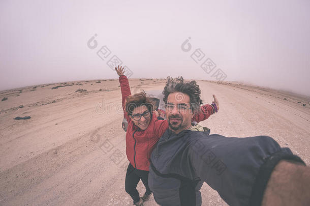 成年夫妇在纳米比亚沙漠的<strong>砾石路</strong>上自拍，纳米比亚的纳库洛夫特国家公园，纳米比亚的主要旅游目的地