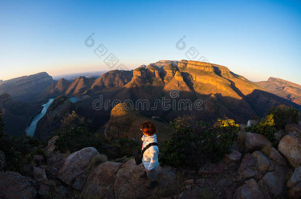 布莱德河峡谷，南非著名的旅游目的地。 游客在日落时看全景。 最后一次阳光照射