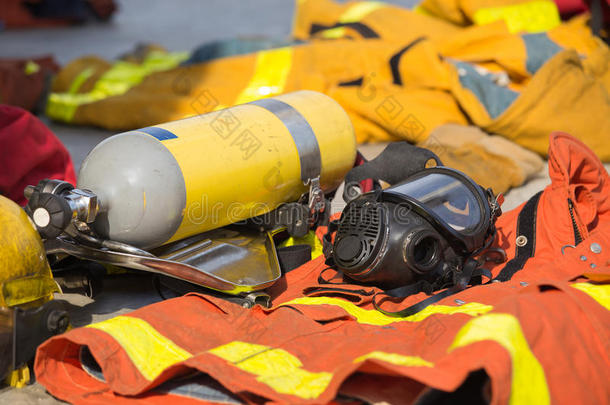 消防员氧气面罩和带设备的空气罐为操作做好准备