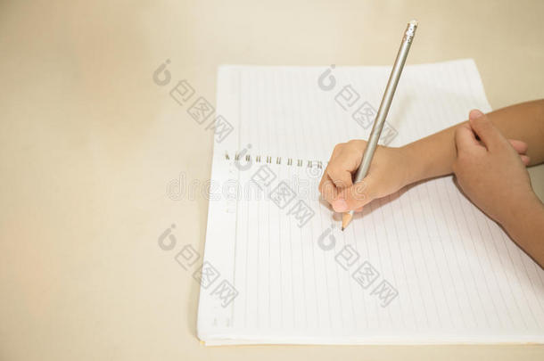 <strong>儿童</strong>手在空白笔记本铅笔上<strong>写字</strong>，并在v中复制空格
