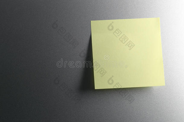 <strong>冰箱门</strong>上的空黄纸片供设计。