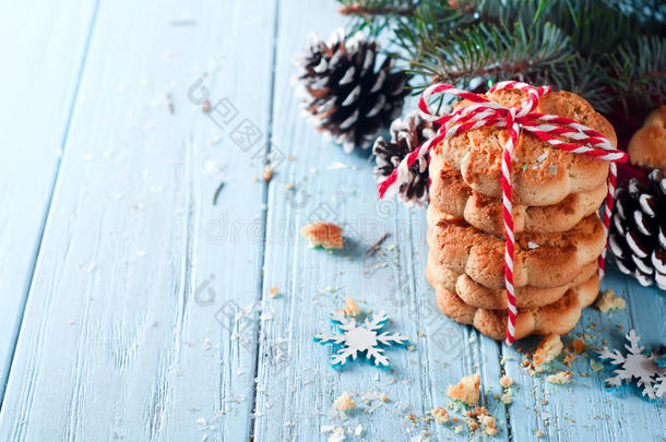 圣诞树上有饼干和装饰在木板上