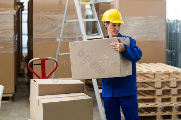 送货工人从<strong>托盘</strong>千斤顶卸下纸板箱