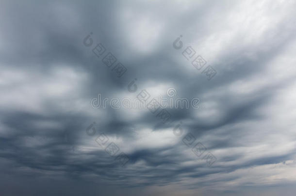 黑暗、沉闷和压抑的秋空背景