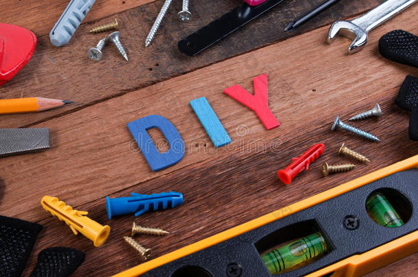 DIY工作工具。 木制桌子上的工作工具。 带有工作工具的DIY空白项目。