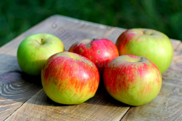 木桌板上的苹果