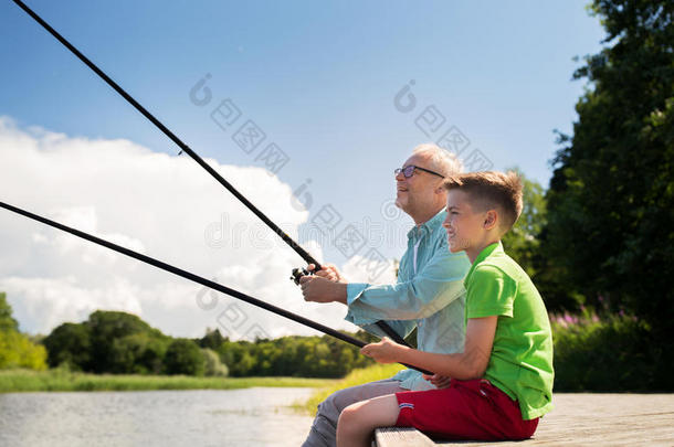 祖父和孙子在<strong>河边钓鱼</strong>