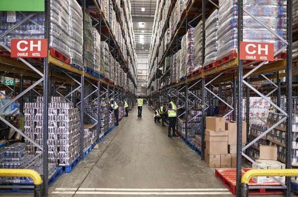 埃塞克斯，英国-2016年3月13日：储存在超市配送仓库的货物，低角度
