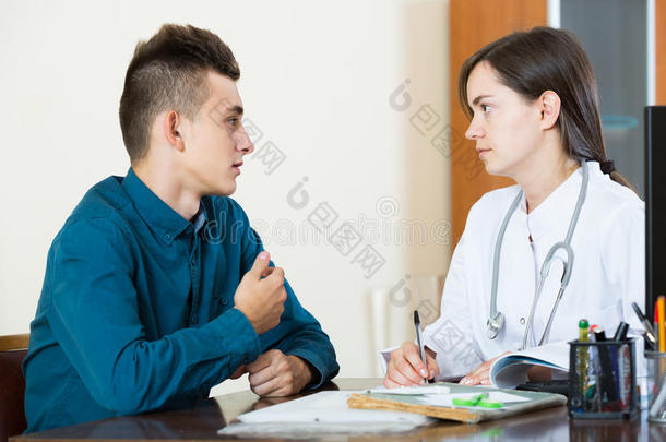 医生在办公室接待和询问青少年病人