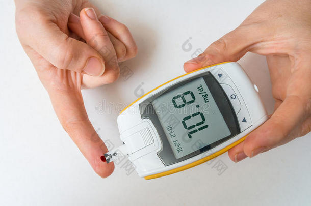 糖尿病患者正在从手指监<strong>测血糖</strong>水平。