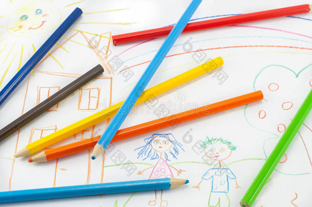 <strong>儿童绘画</strong>背景上的彩色铅笔