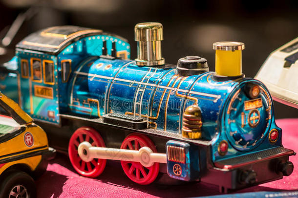 蓝色黄铜老式玩具火车