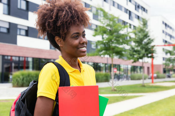 非裔美国女学生在校园户外行走