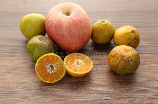 新鲜的有机橙子在木制背景上用Co将水果减半