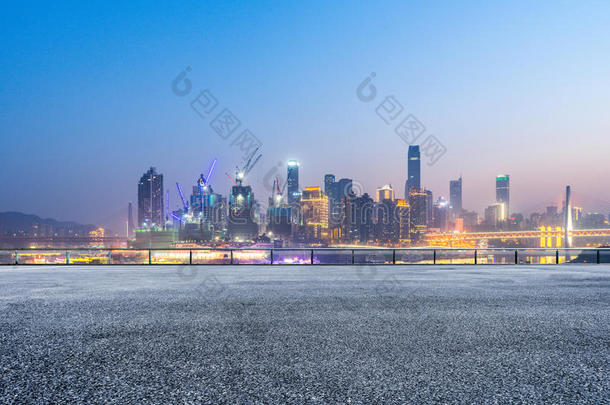 从<strong>夜晚</strong>的空砖楼看<strong>重庆</strong>的城市景观和天际线