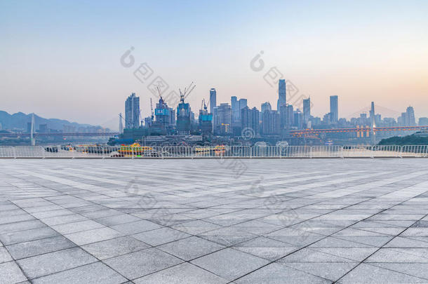 重庆的城市景观和天际线从空砖地板