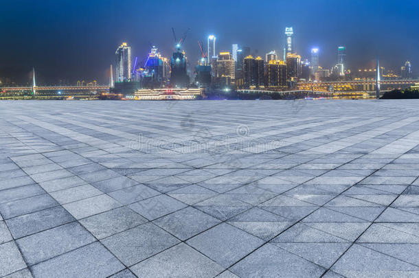 从<strong>夜晚</strong>的空砖楼看<strong>重庆</strong>的城市景观和天际线