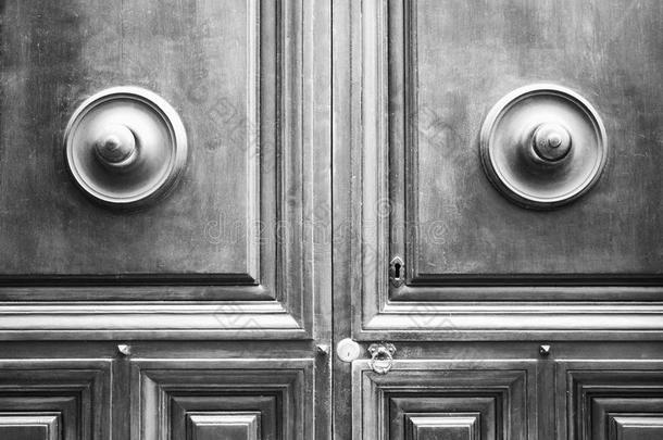 托斯卡纳古老的意大利门。 钥匙孔用于概念（黑白）