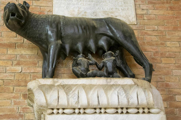 古代古罗马青铜色的狼吞虎咽的罗穆卢斯和罗穆卢斯是罗马城和帝国的传统奠基人。