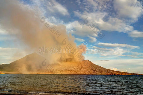 塔维尔火山爆发，拉包尔，新英国岛，PNG