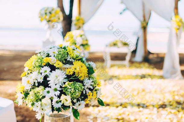 花卉装饰，细节在海滩婚礼设置。 新娘和新郎的<strong>浪漫</strong>和<strong>私人</strong>仪式