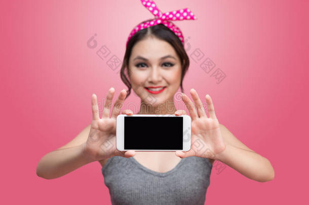 美丽的年轻亚洲妇女，<strong>化妆</strong>和发型，粉红色背景与<strong>手机</strong>