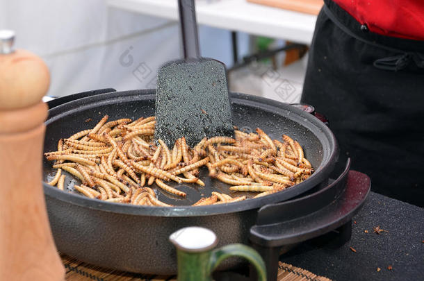 亚洲的披头士厨师烹饪美味的