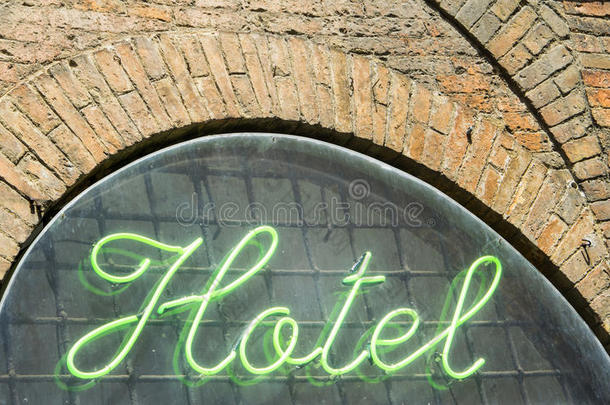 绿色霓虹灯酒店标志在墙上，佛罗伦萨，托斯卡纳，意大利