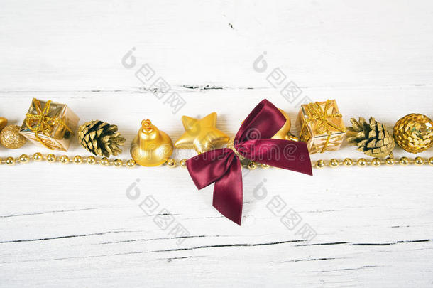 <strong>辉煌</strong>的金宝贝和锥，如圣诞装饰。