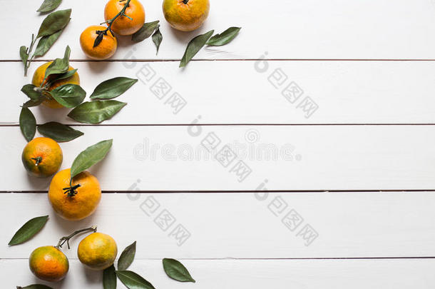 新鲜橘子与叶子在白色木制背景复制空间的产品或文本