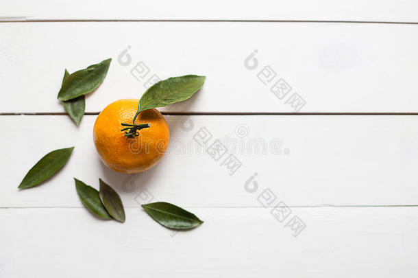 新鲜橘子与叶子在白色木制背景复制空间的产品或文本顶部视图