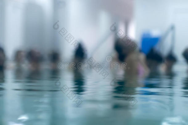 游泳池里的水上有氧运动。 水上健身。 模糊的。
