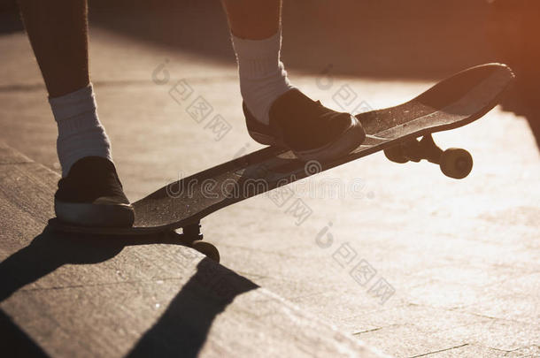 脚踩在滑板上。