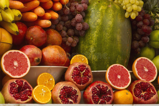 不同的新鲜水果：橘子、石榴、香蕉、葡萄和