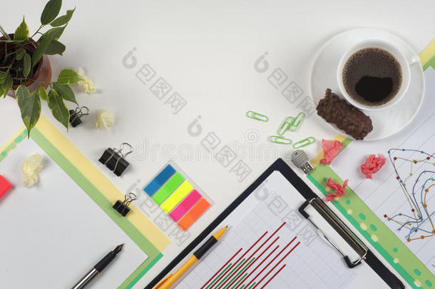 商务空白，<strong>记事本</strong>，咖啡杯和钢笔在办公桌面上查看。 <strong>企业</strong>文具品牌模型