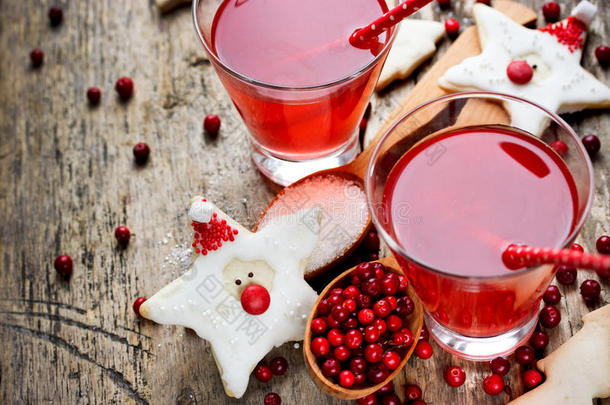 蔓越莓汁或饮料和有趣的饼干形状圣诞老人，健康