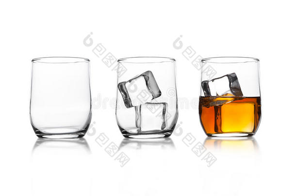 带威士忌、冰块和空玻璃杯的玻璃杯