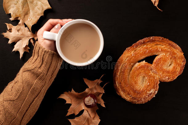 秋天的心情，热茶，饼干和秋叶