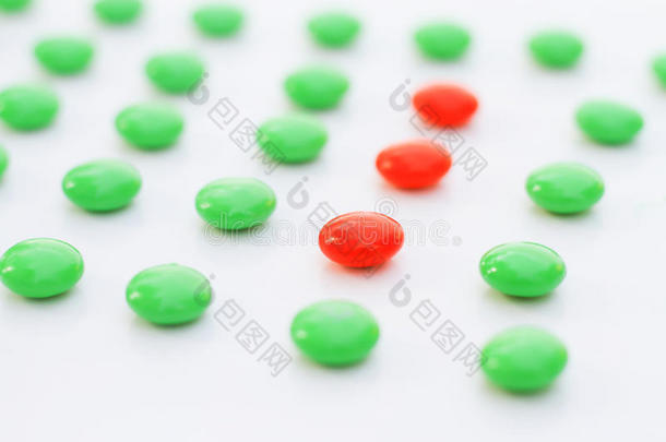 差异使领导：红色素颗粒在绿色。
