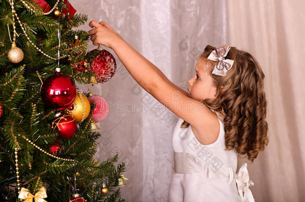 孩子们在圣诞树上装饰。