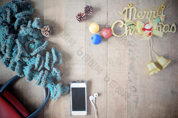 平躺冬季工艺，圣诞装饰项目和智能手机在木制背景，圣诞节，老式过滤器
