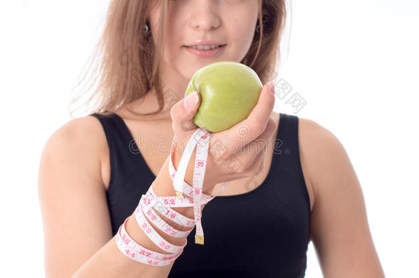一个年轻女孩的特写，她向她<strong>展示</strong>了他手里的<strong>苹果</strong>