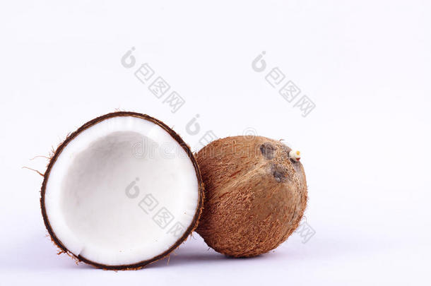 新鲜椰子半剪路径为椰奶和棕色椰子壳在白色背景水果食品上分离