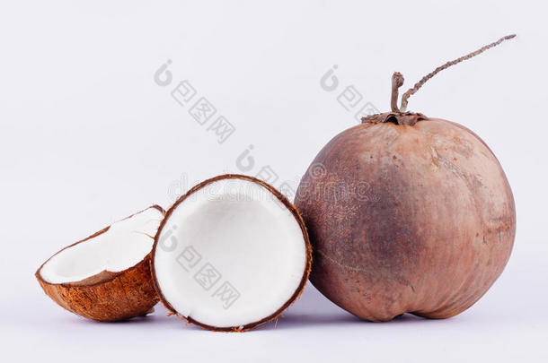 新鲜椰子半剪裁路径椰子牛奶和棕色椰子壳和成熟椰子在白色背景健康水果食品