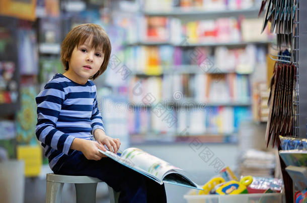 可爱的孩子，孩子，坐在书店里