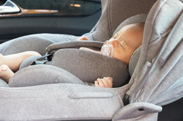 亚洲可爱的新生婴儿睡在现代<strong>汽车座椅</strong>上。