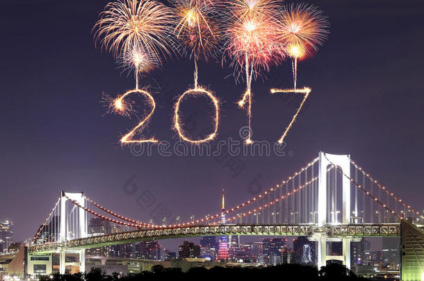 2017年新年烟花在东京彩<strong>虹桥</strong>夜间，大叶，日本