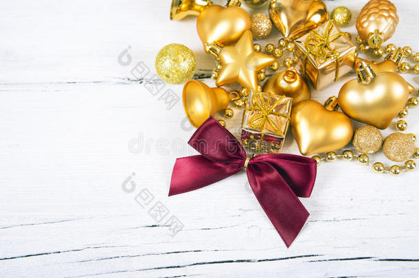 <strong>辉煌</strong>的金宝贝和锥，如圣诞装饰。
