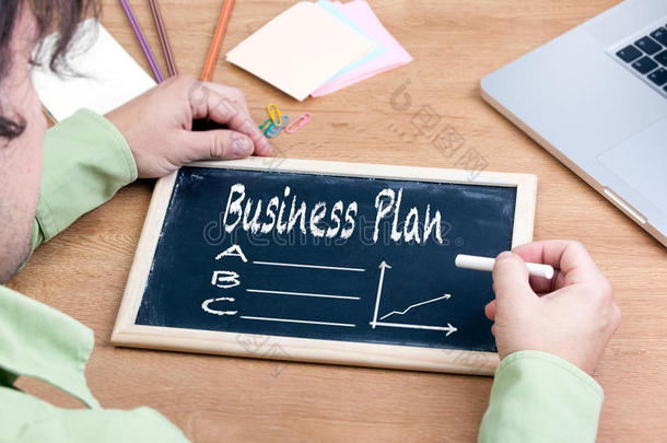 写商业计划书的商人成长观。黑板上