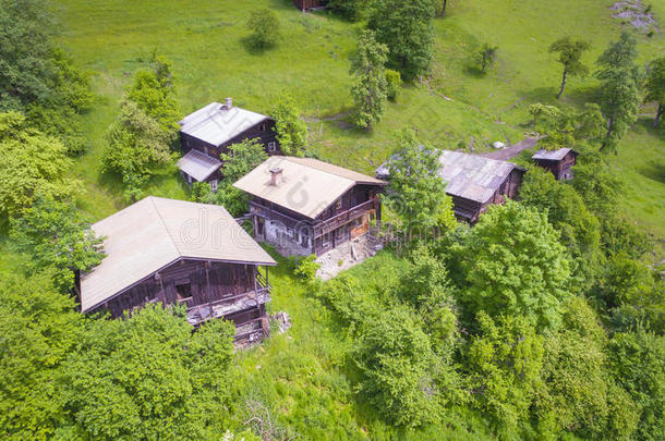 鸟瞰蓝天下<strong>青山</strong>坡上的<strong>高山</strong>小屋。奥地利阿尔卑斯山